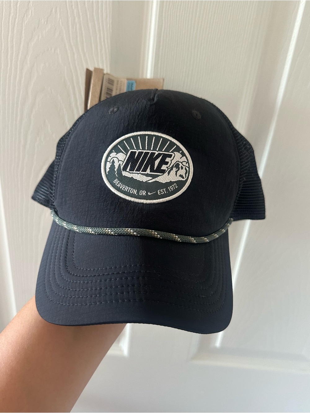Nike Men’s Hat Embroidered Rise Cap Medium-Large Trucker Hat